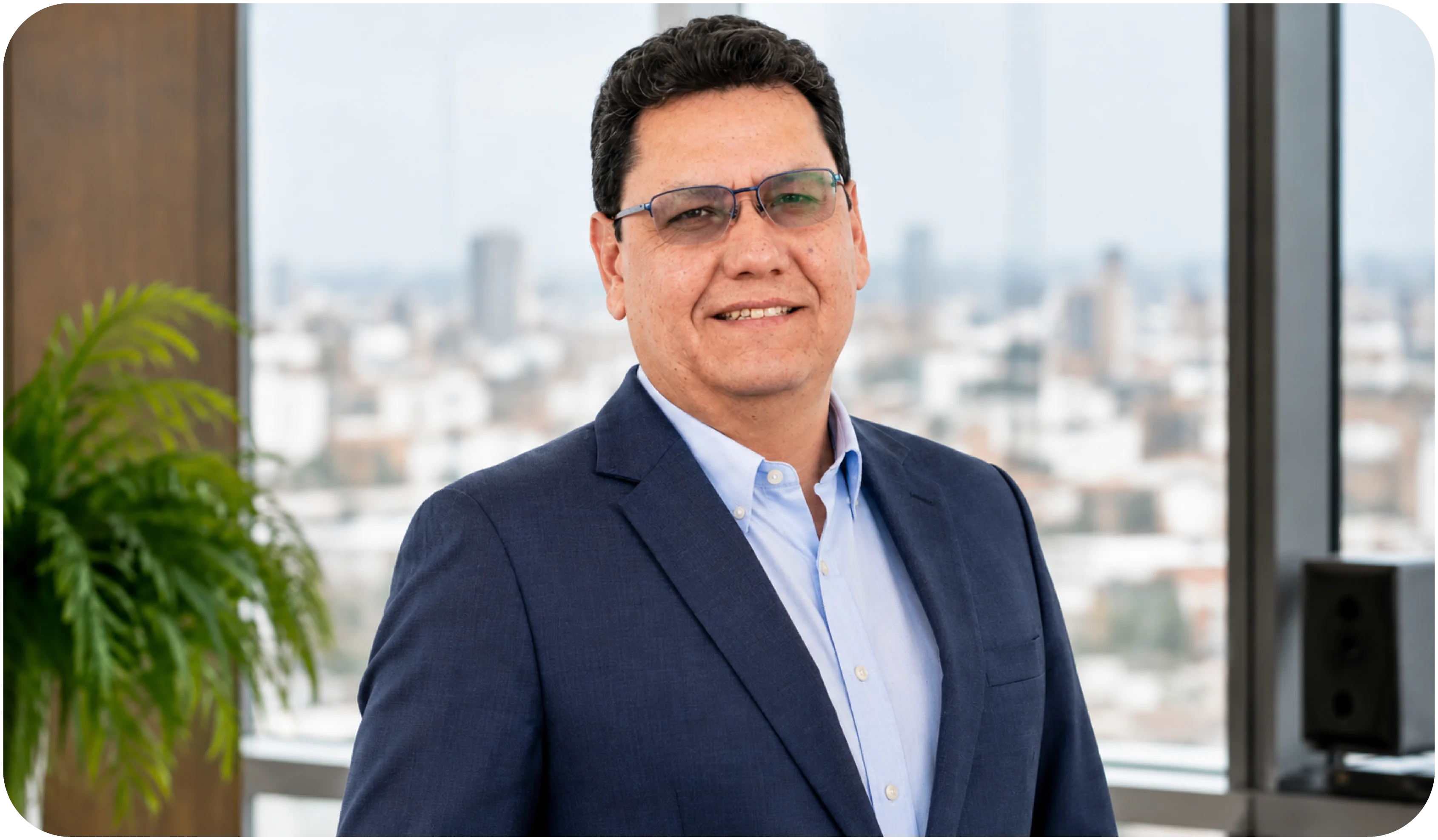 Jorge Reyes en una oficina, imagen referencial